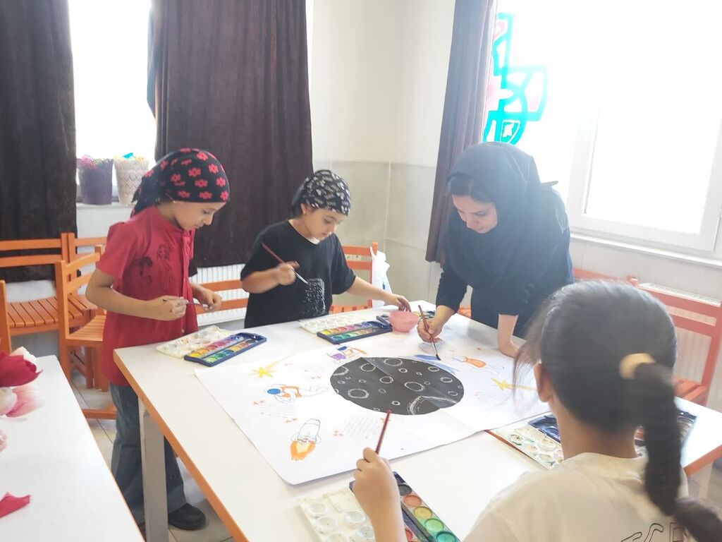 در کارگاه نقاشی اسما رنگها هم قصه میگویند