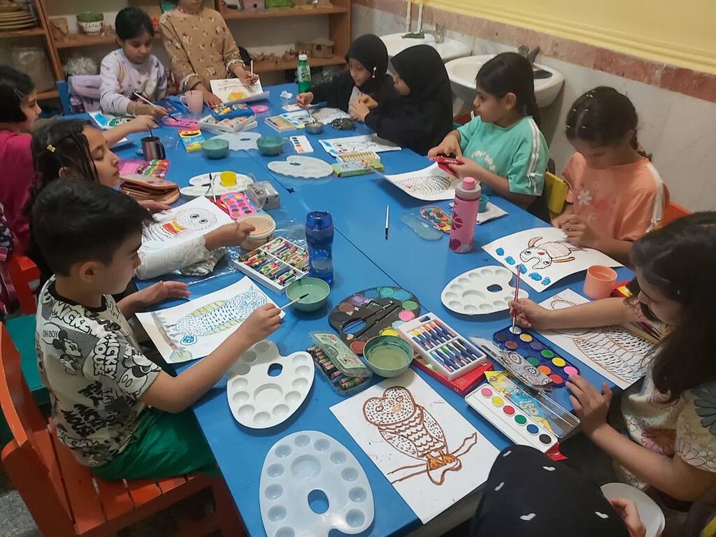 در کارگاه نقاشی اسما رنگ‌ها هم قصه می‌گویند