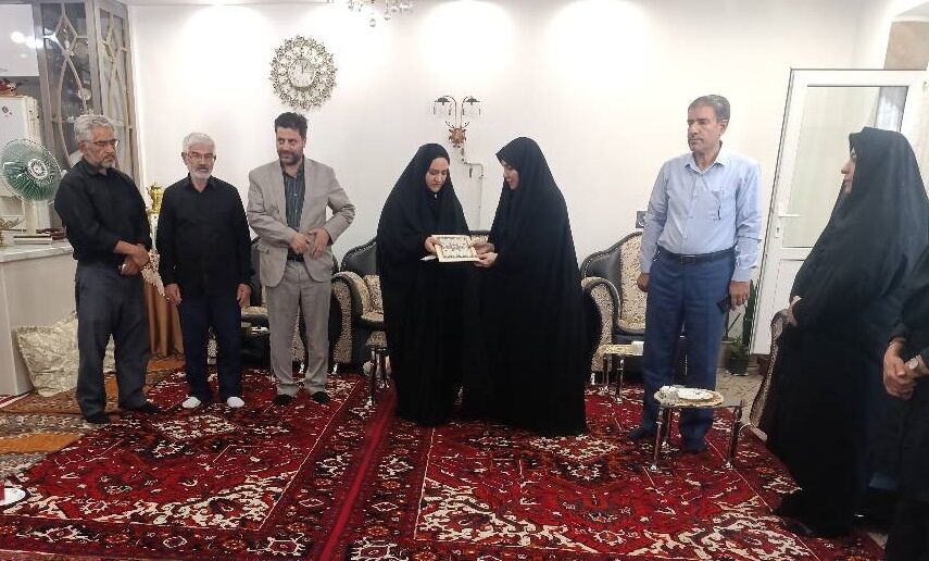 دیدار و تجلیل  مدیرکل آذربایجان شرقی از خانواده شهید والامقام مهرداد پاشایی‌فر در شهر مراغه