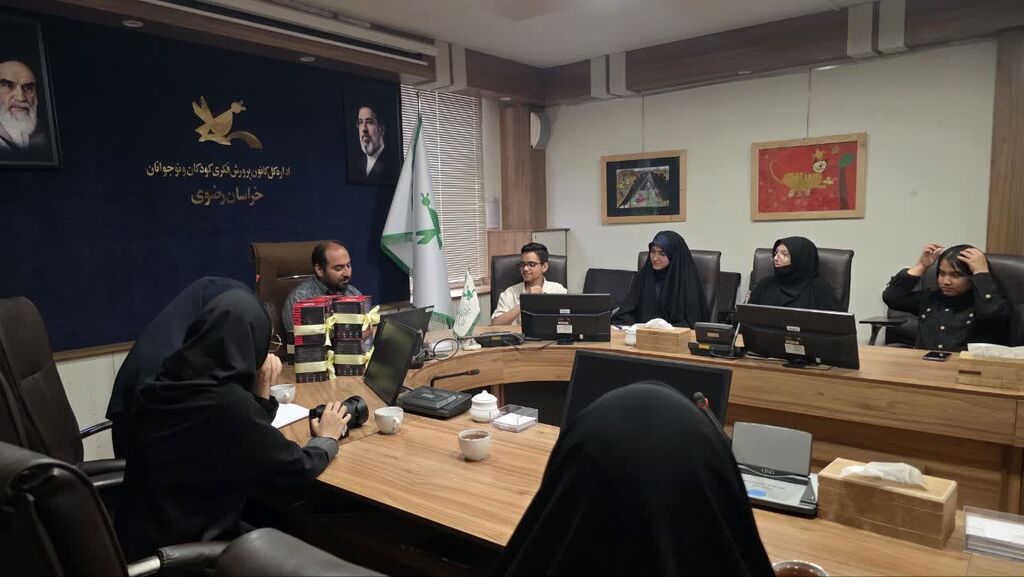 روز خبرنگار نشست مدیرکل کانون خراسان رضوی با اعضای نوجوان باشگاه خبرنگاران