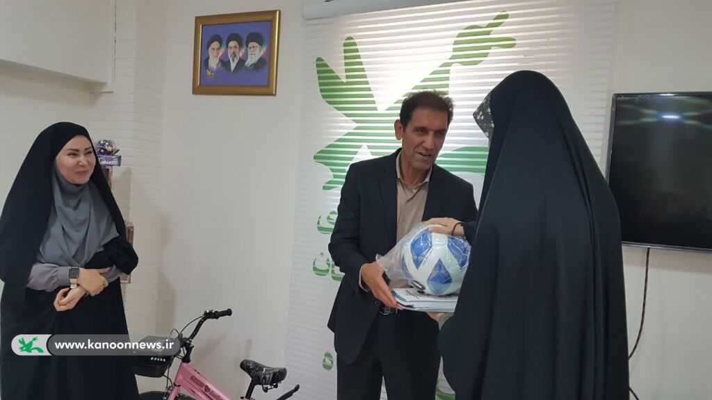 آیین اهدای جوایز برگزیدگان «محفل ستارهها» در کانون کرمانشاه برگزار شد