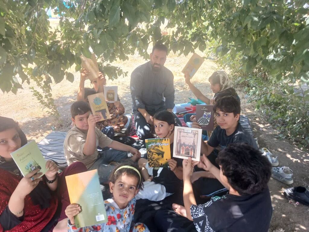 واحد شماره ۱ سیار روستایی کانون کرمانشاه اجرای ویژه‌برنامه یادبود رهبر شهید را به روستاها برد