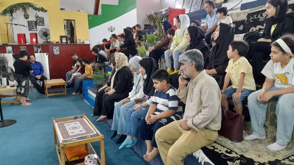 آشنایی اعضای کانون پرورش فکری چالوس با آیین پهلوانی در زورخانه شهدای گمنام