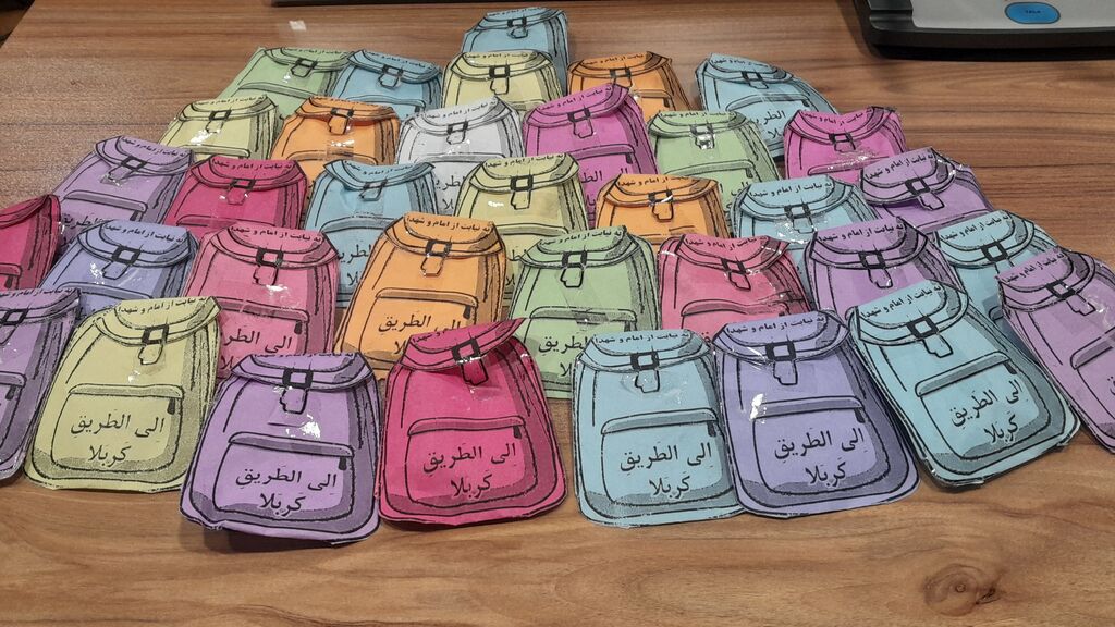 «دستسازهها» پیام عشق اعضا کانون به زائران امام حسین علیهالسلام ۶۵ هزار دست سازه به عنوان سفیران فرهنگی کانون در دست زائران کوچک حسینی