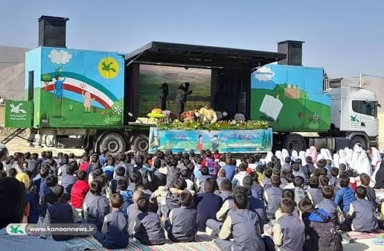 تماشاخانه سیار کانون مهمان ۴۰ منطقه روستایی و کم برخوردار شهری استان اردبیل میشود