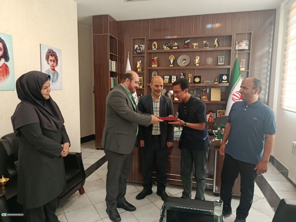 مدیرکل کانون استان مرکزی از کیان زارعی تجلیل کرد