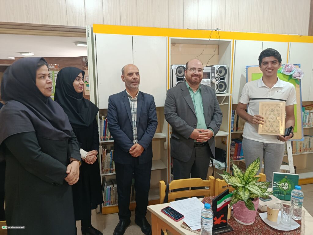 نشست ادبی گلستانخوانی با معرفی کتاب هشت بهشت برگزار شد
