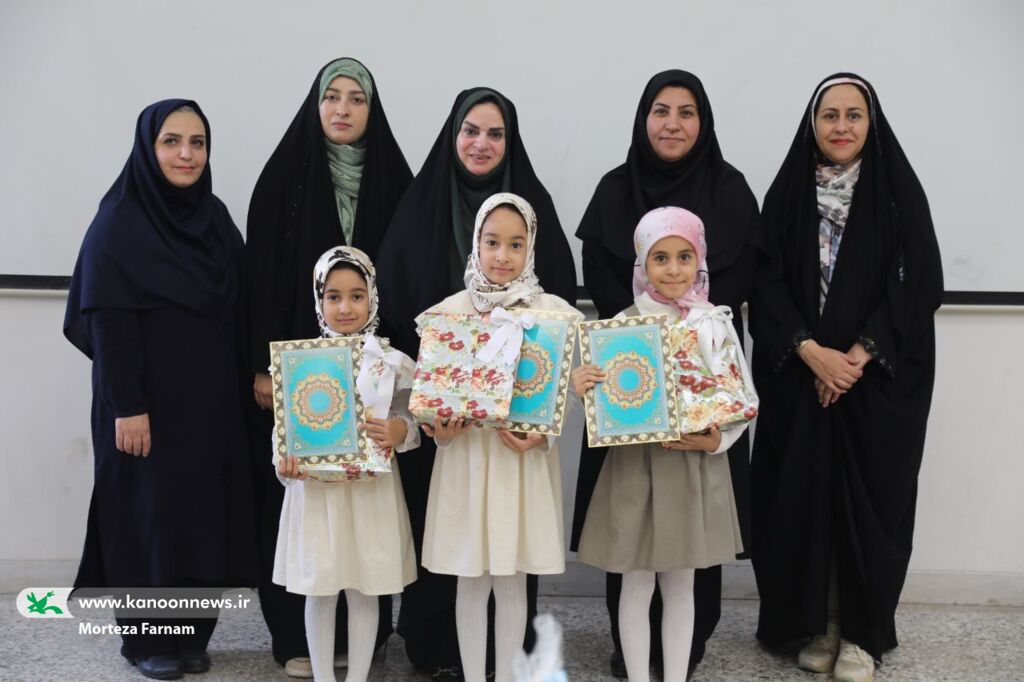 ویژهبرنامه «قلمهای کوچک، روایتهای بزرگ» در یزد ویژهبرنامه «قلمهای کوچک، روایتهای بزرگ» در یزد برگزار شد