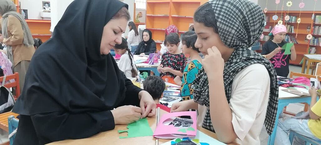 کارگاه کارتپستالسازی با تصاویر شهدای میناب در مرکز شماره ۵ کانون کرمانشاه