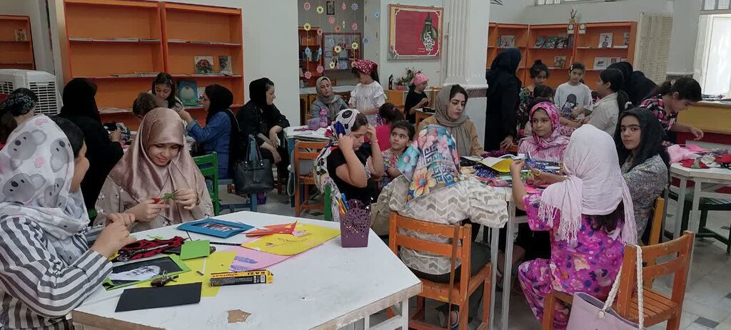 کارگاه کارتپستالسازی با تصاویر شهدای میناب در مرکز شماره ۵ کانون کرمانشاه
