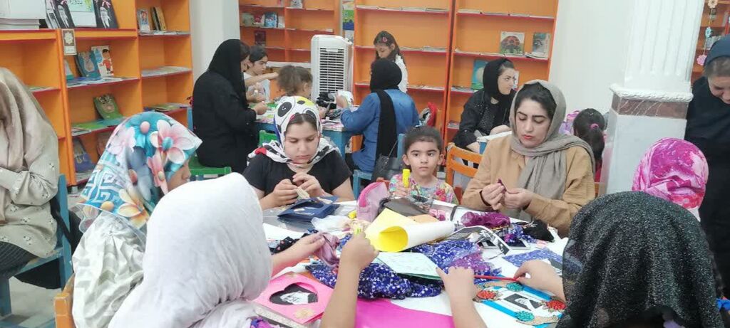 کرمانشاه. مرکز شماره ۵. کارت پستال کلیپ کارگاه کارتپستالسازی با تصاویر شهدای میناب در مرکز شماره ۵ کانون کرمانشاه