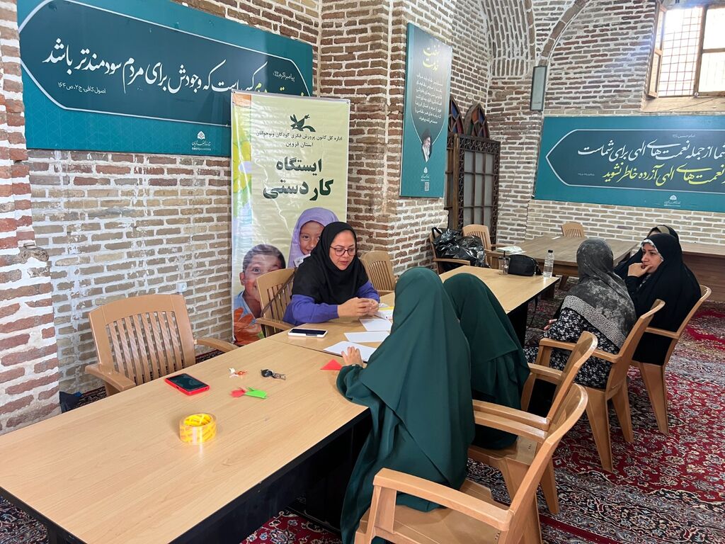 برپایی میز خدمت کانون پرورش فکری در محل نماز جمعه قزوین