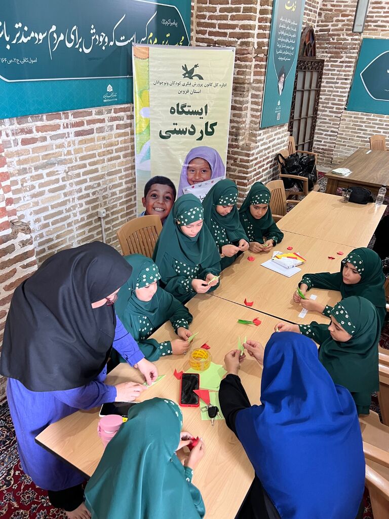 برپایی میز خدمت کانون پرورش فکری در محل نماز جمعه قزوین