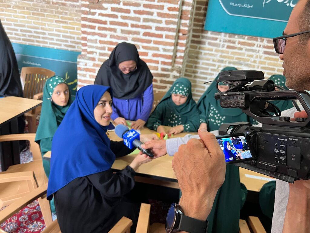 برپایی میز خدمت کانون پرورش فکری در محل نماز جمعه قزوین