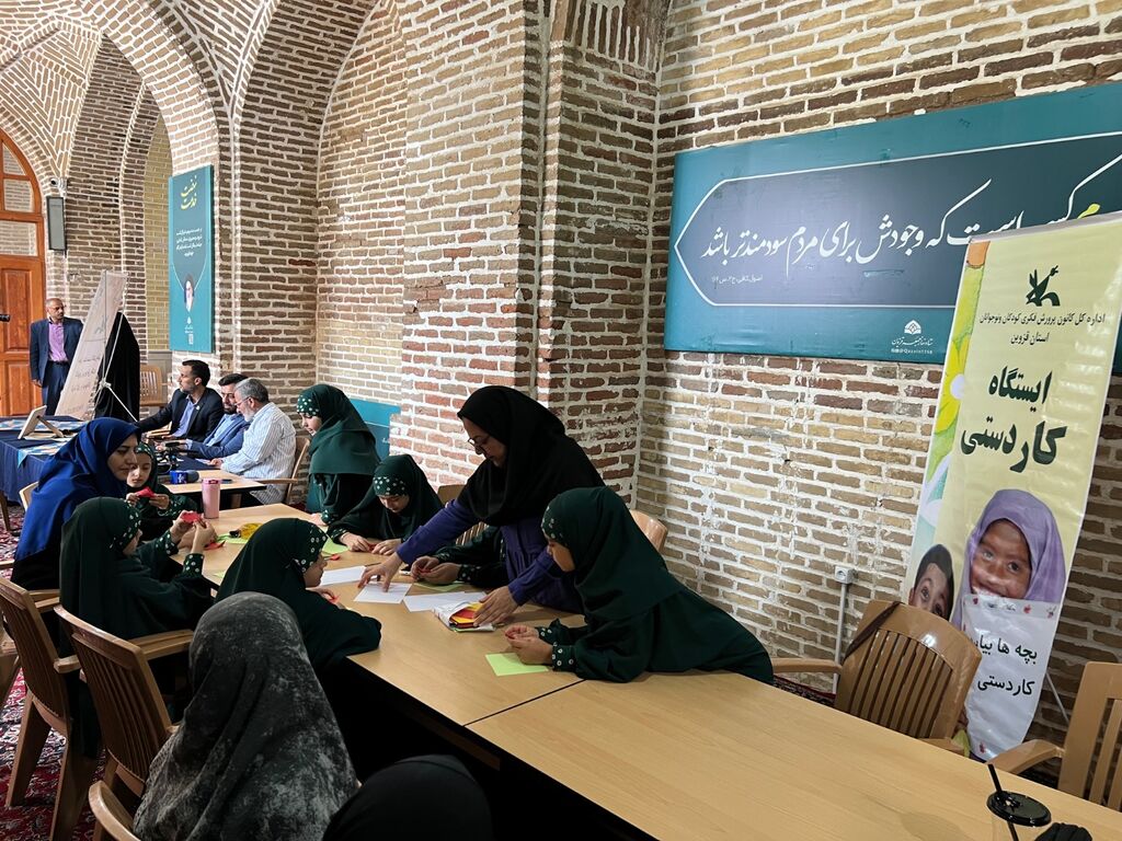 برپایی میز خدمت کانون پرورش فکری در محل نماز جمعه قزوین