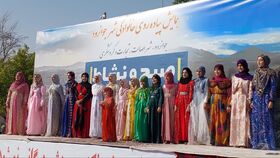 اعضای مرکز جوانرود در همایش بزرگ پیاده‌روی، سرود «نیشتمانی دایه» را اجرا کردند