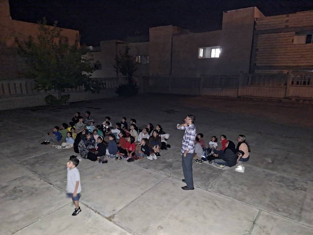 سمنان1405 رصد بارش شهابی «برساوشی» با حضور خانوادهها در کانون شهمیرزاد