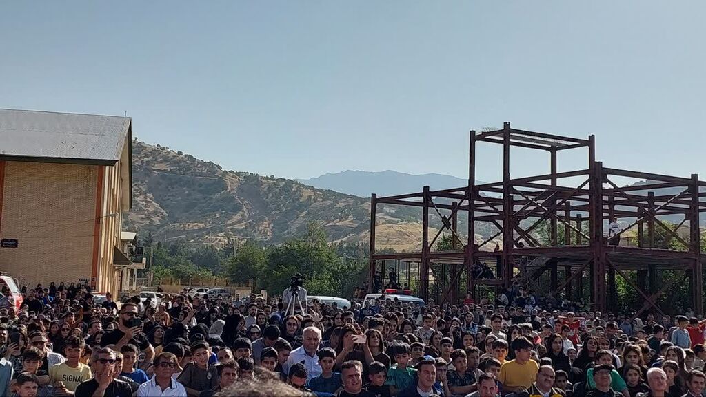 اعصای مرکز جوانرود در همایش بزرگ پیادهروی، سرود «نیشتمانی دایه» را اجرا کردند