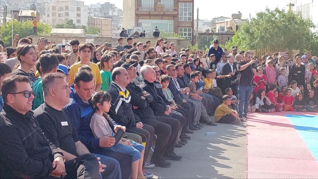 اعصای مرکز جوانرود در همایش بزرگ پیادهروی، سرود «نیشتمانی دایه» را اجرا کردند