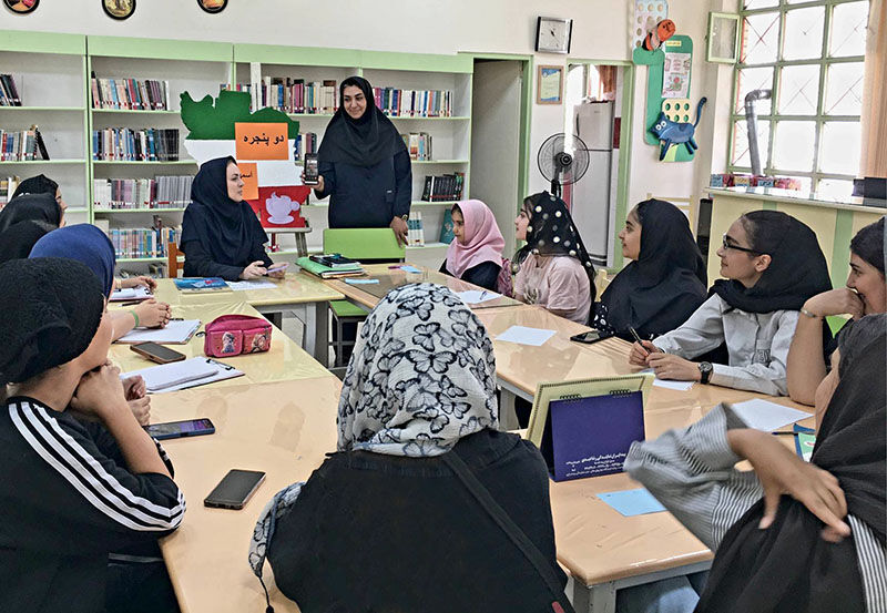 اعضای کانون اردبیل با شاعر کتاب «آسمان به فکر صلح» گفتگو کردند