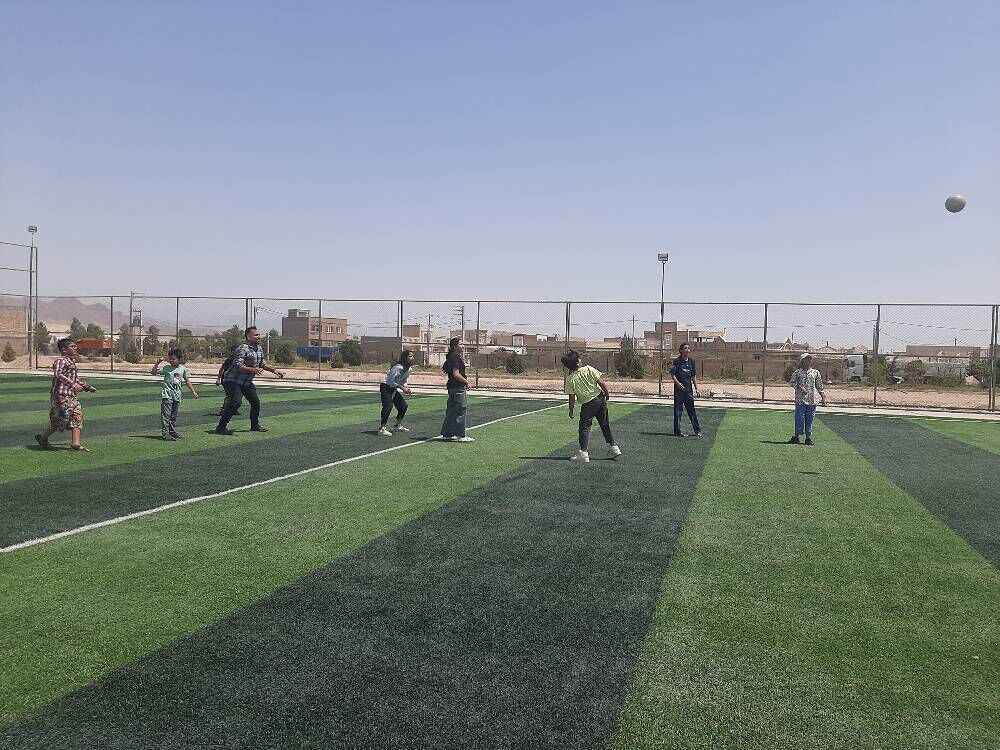 مرکز سیار کانون سرخه میهمان کودکان روستای مومن‌آباد شد