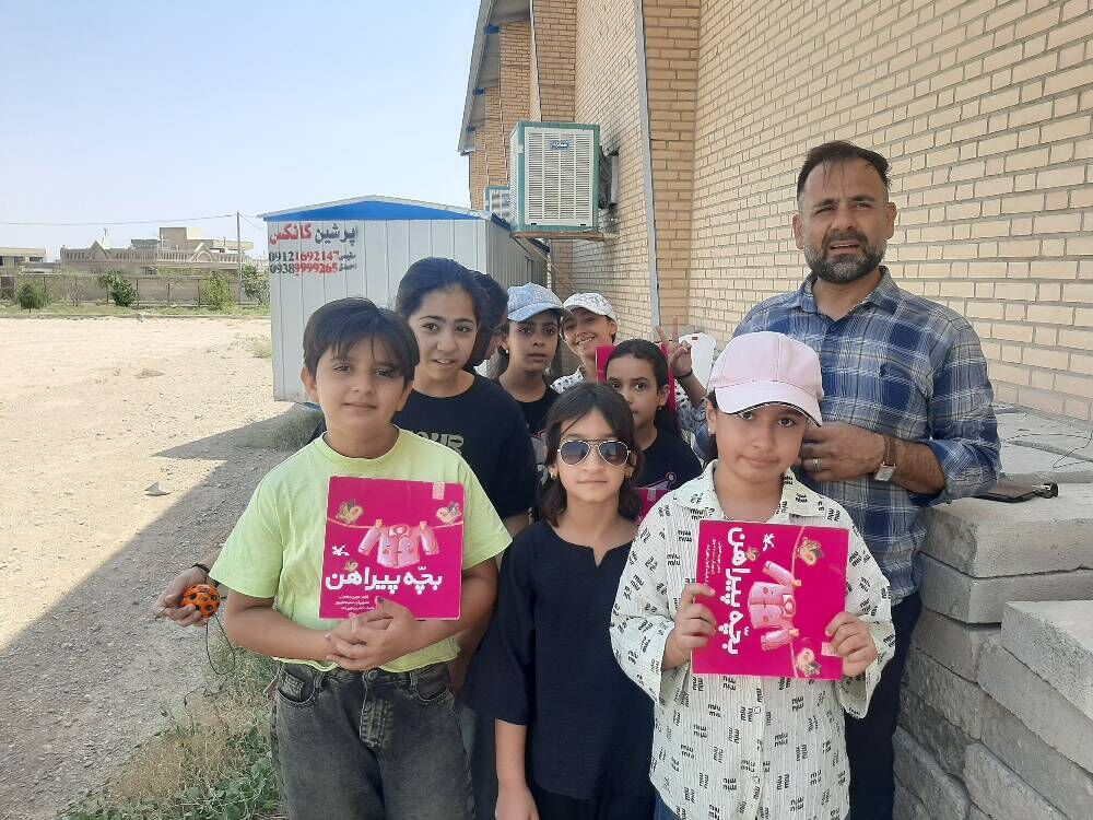 سمنان1405 مرکز سیار کانون سرخه میهمان کودکان روستای مومنآباد شد