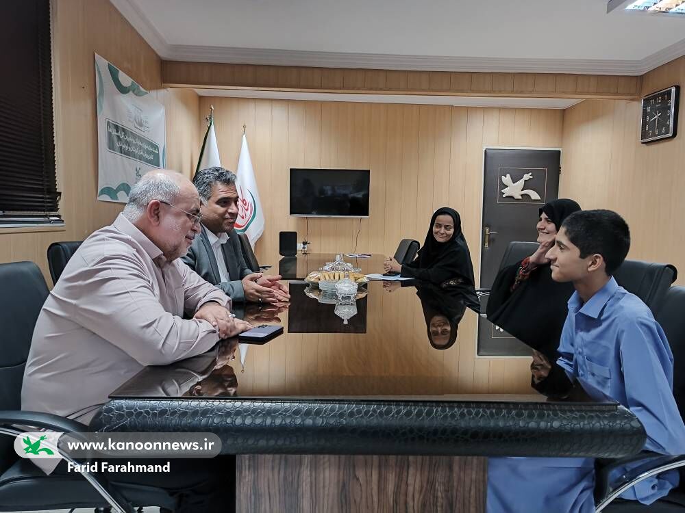 دیدار معاون فرهنگی کانون با نوجوان مخترع سیستان و بلوچستان؛ «برای موفقیت تلاش کن، اما عجله نکن»
