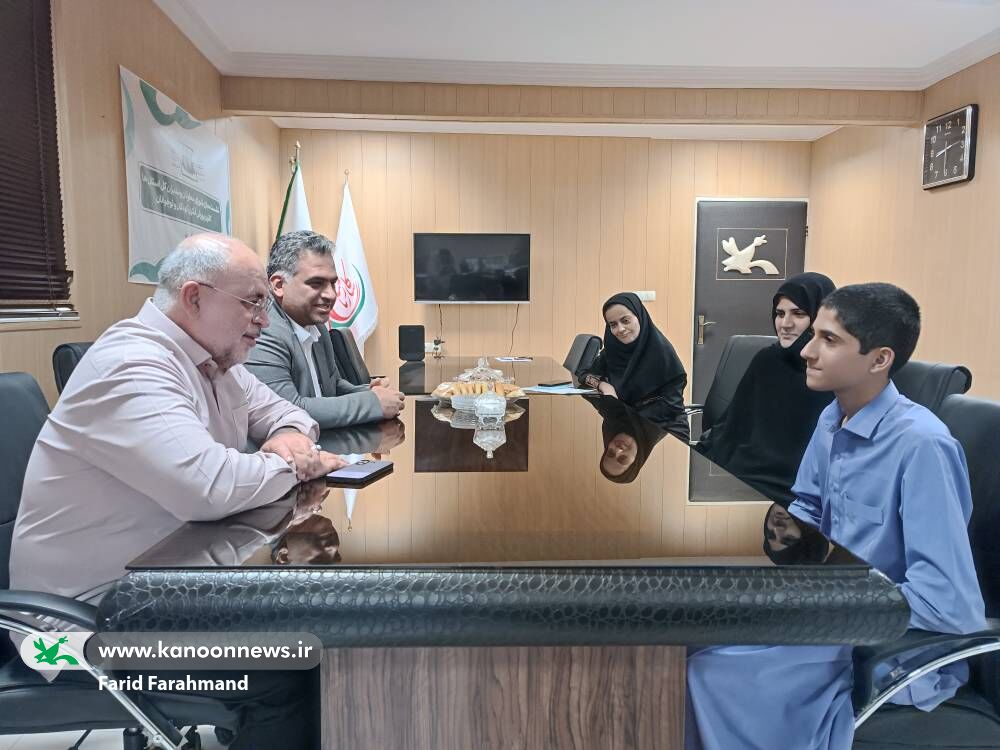 دیدار معاون فرهنگی کانون با نوجوان مخترع سیستان و بلوچستان دیدار معاون فرهنگی کانون با نوجوان مخترع سیستان و بلوچستان؛ «برای موفقیت تلاش کن، اما عجله نکن»