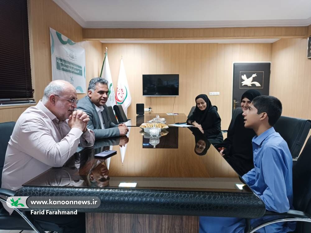 دیدار معاون فرهنگی کانون با نوجوان مخترع سیستان و بلوچستان؛ «برای موفقیت تلاش کن، اما عجله نکن»