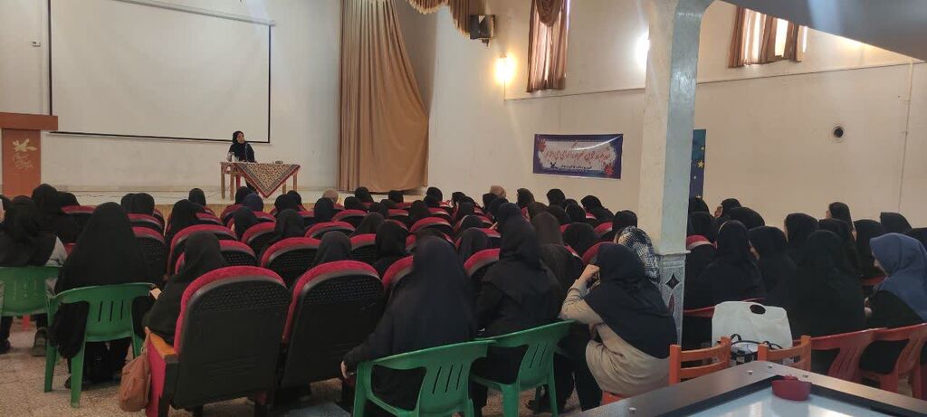 برگزاری کارگاه «فن بیان و قصه گویی» در دوره تربیت مربی کانون همدان
