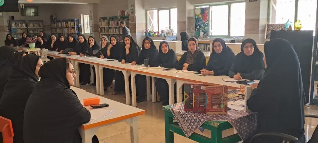 برگزاری کارگاه «فن بیان و قصه گویی» در دوره تربیت مربی کانون همدان
