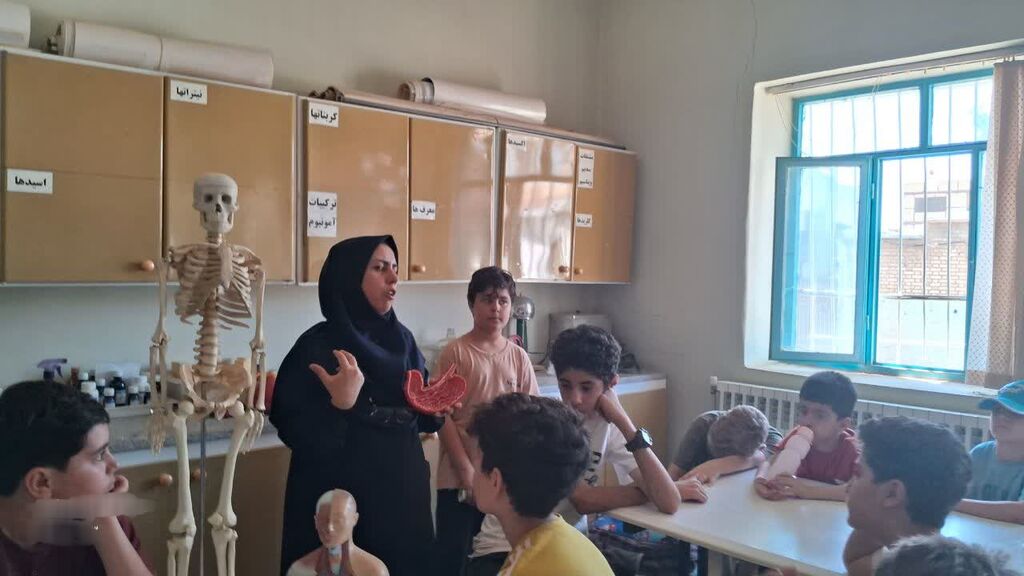 اعضای پسر کانون کنگاور از پژوهشکده خوارزمی بازدید کردند