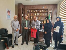 تجلیل مدیرکل کانون استان مرکزی از پیشکسوت عکاسی استان