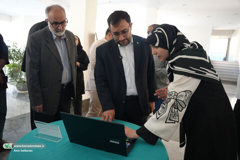 بازدید مدیرعامل کانون با نمایشگاه شرکت‌های خلاق و دانش‌بنیان