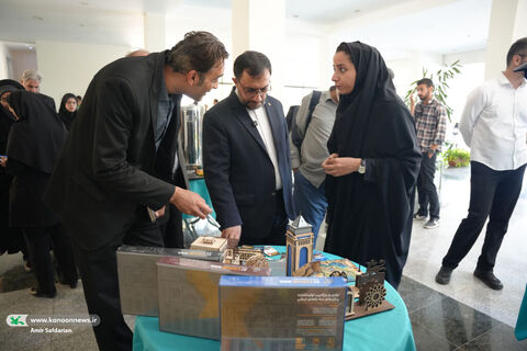 بازدید مدیرعامل کانون با نمایشگاه شرکت‌های خلاق و دانش‌بنیان
