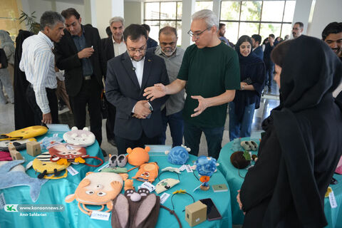 بازدید مدیرعامل کانون با نمایشگاه شرکت‌های خلاق و دانش‌بنیان