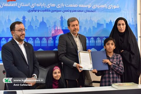 تجلیل از خانواده شهید معین حیدری از شهدای جنگ تحمیلی سوم