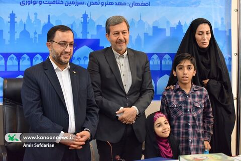 تجلیل از خانواده شهید معین حیدری از شهدای جنگ تحمیلی سوم