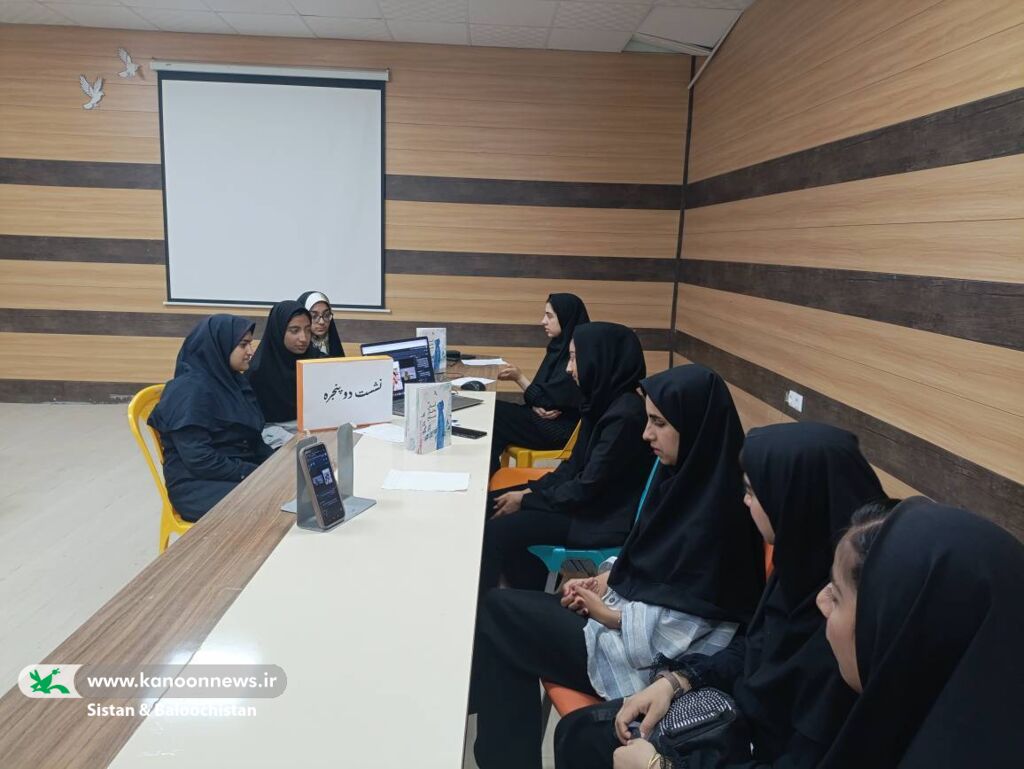 «آسمان به فکر صلح» در قاب «دوپنجره»؛ نوجوانان پای گفت‌وگوی ادبی با غلامرضا بکتاش نشستند