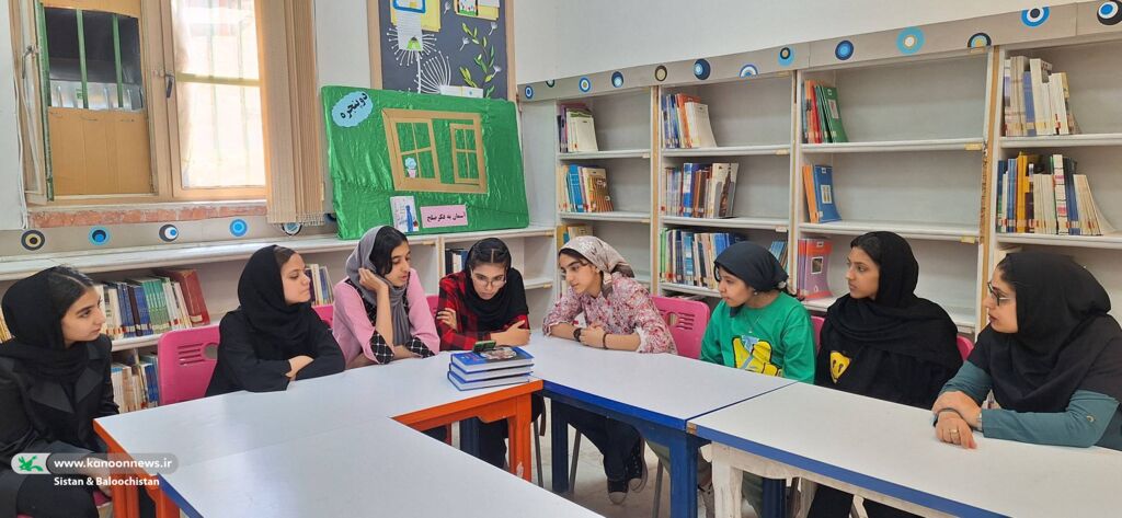 «آسمان به فکر صلح» در قاب «دوپنجره»؛ نوجوانان پای گفت‌وگوی ادبی با غلامرضا بکتاش نشستند