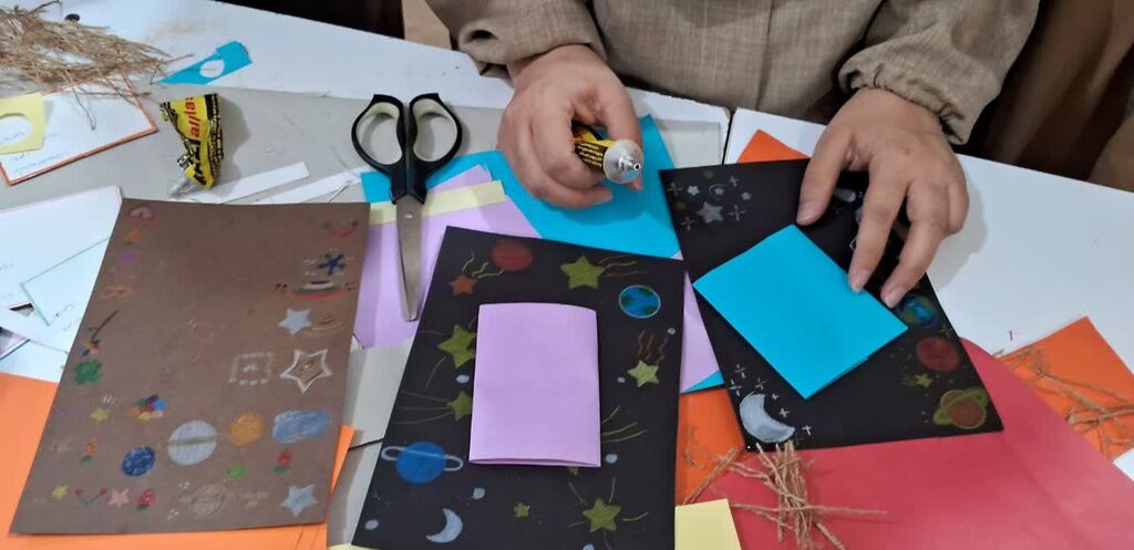 ویژهنامه «کارتپستالسازی» با یاد شهدای کودک در کانون کنگاور برگزار شد