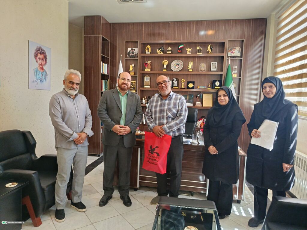 روزعکاس_مرکزی تجلیل مدیرکل کانون استان مرکزی از پیشکسوت عکاسی استان