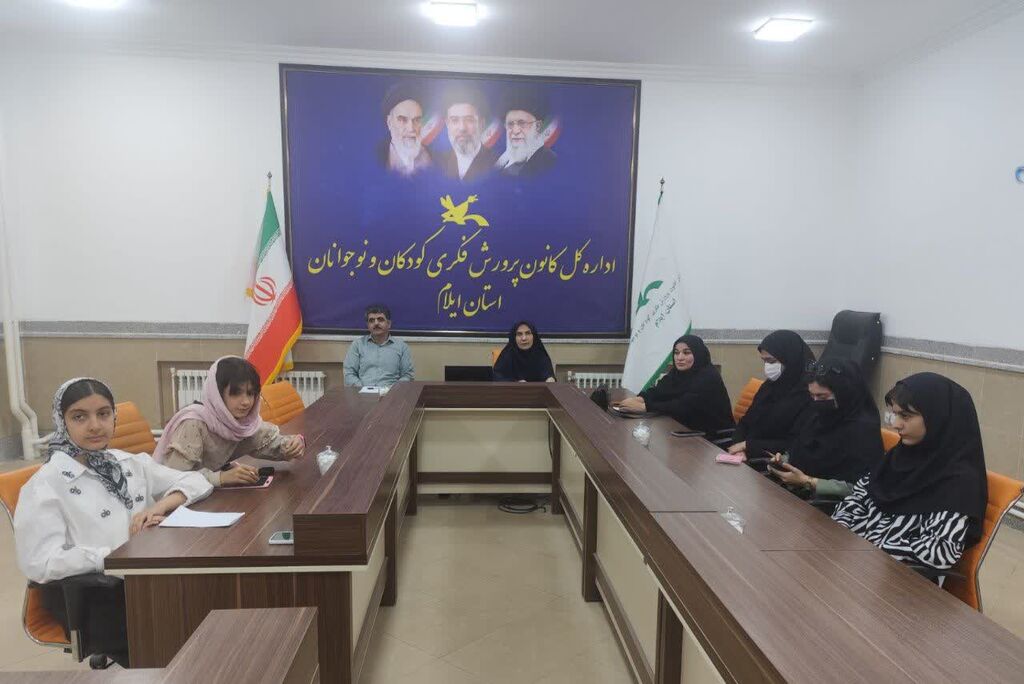 نشست ادبی دو پنجره در کانون استان ایلام برگزار شد