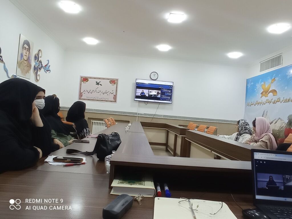 نشست ادبی دو پنجره در کانون استان ایلام برگزار شد