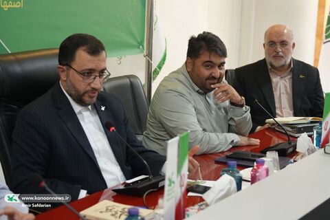 دیدار مدیرعامل و اعضای شورای معاونان کانون با هنرمندان اصفهانی