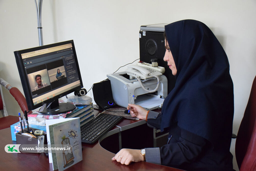 برگزاری ویژهبرنامه دو پنجره درکانون با نقد مجموعه «در گلوی ساعت شنی»