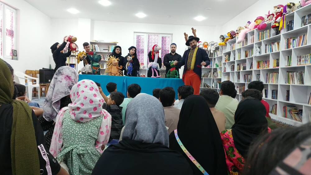 طنین خنده در «دمشهر»؛ تئاتر «اوکاپی» به مرهمی برای کودکان مینابی تبدیل شد