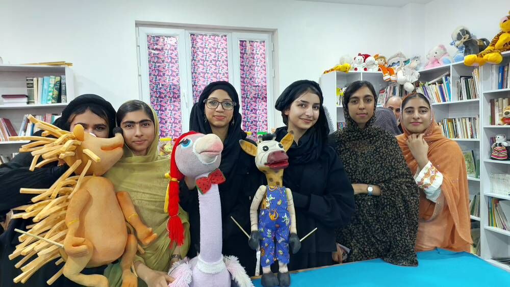 طنین خنده در «دمشهر»؛ تئاتر «اوکاپی» به مرهمی برای کودکان مینابی تبدیل شد
