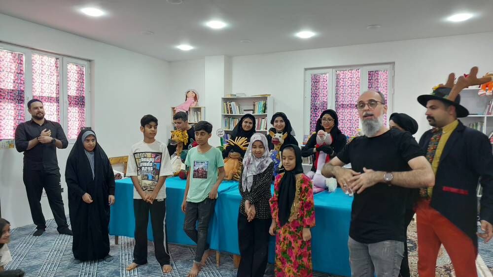 طنین خنده در «دمشهر»؛ تئاتر «اوکاپی» به مرهمی برای کودکان مینابی تبدیل شد