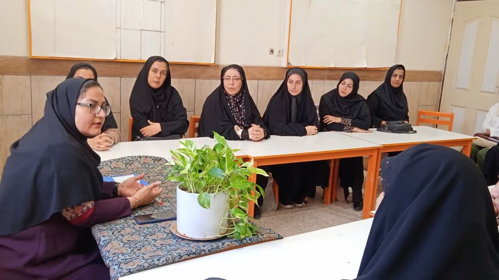 دکتر لیا عرفانی نشست آموزشی «مادران اندیشمند، فرزندان دانشمند» در مرکز فرهنگی شماره ۸ مشهد